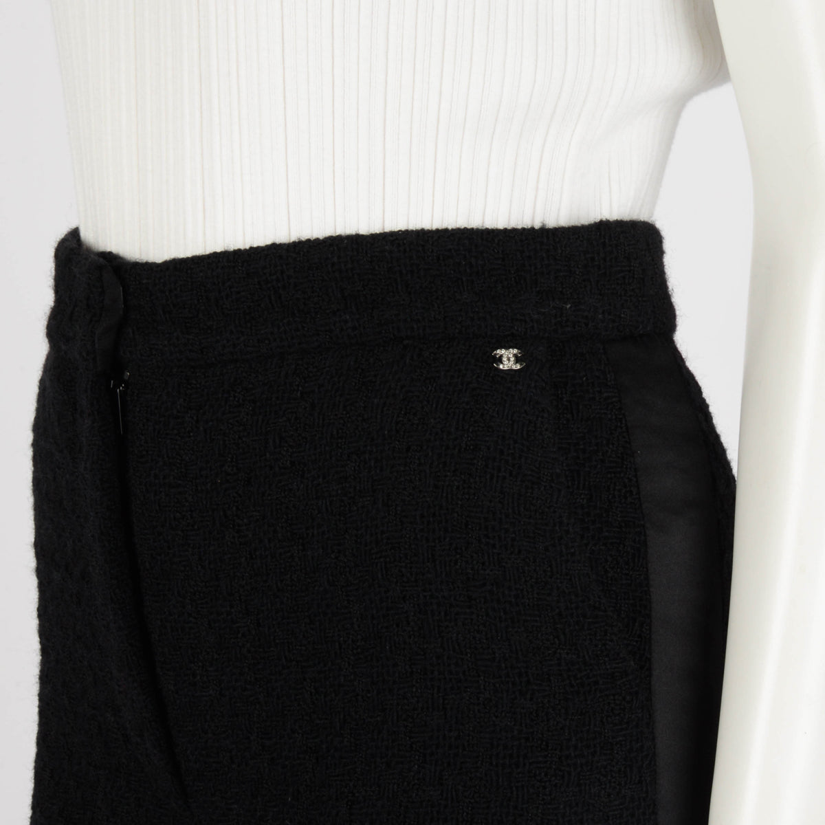 Chanel Black Boucle Tweed Satin Trim Pants FR 36