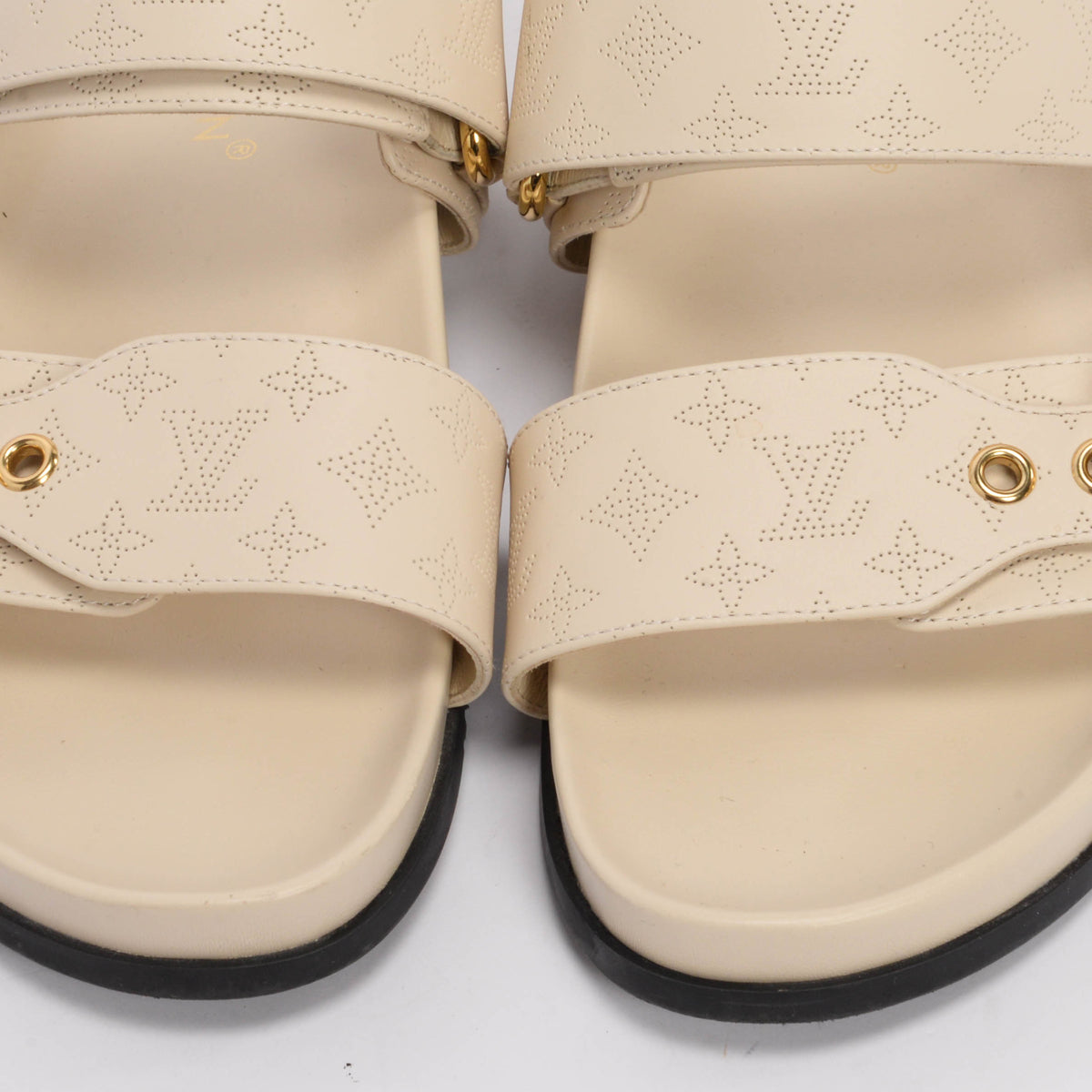 Louis Vuitton Beige Clair Mahina Calfskin Bom Dia Flats 39