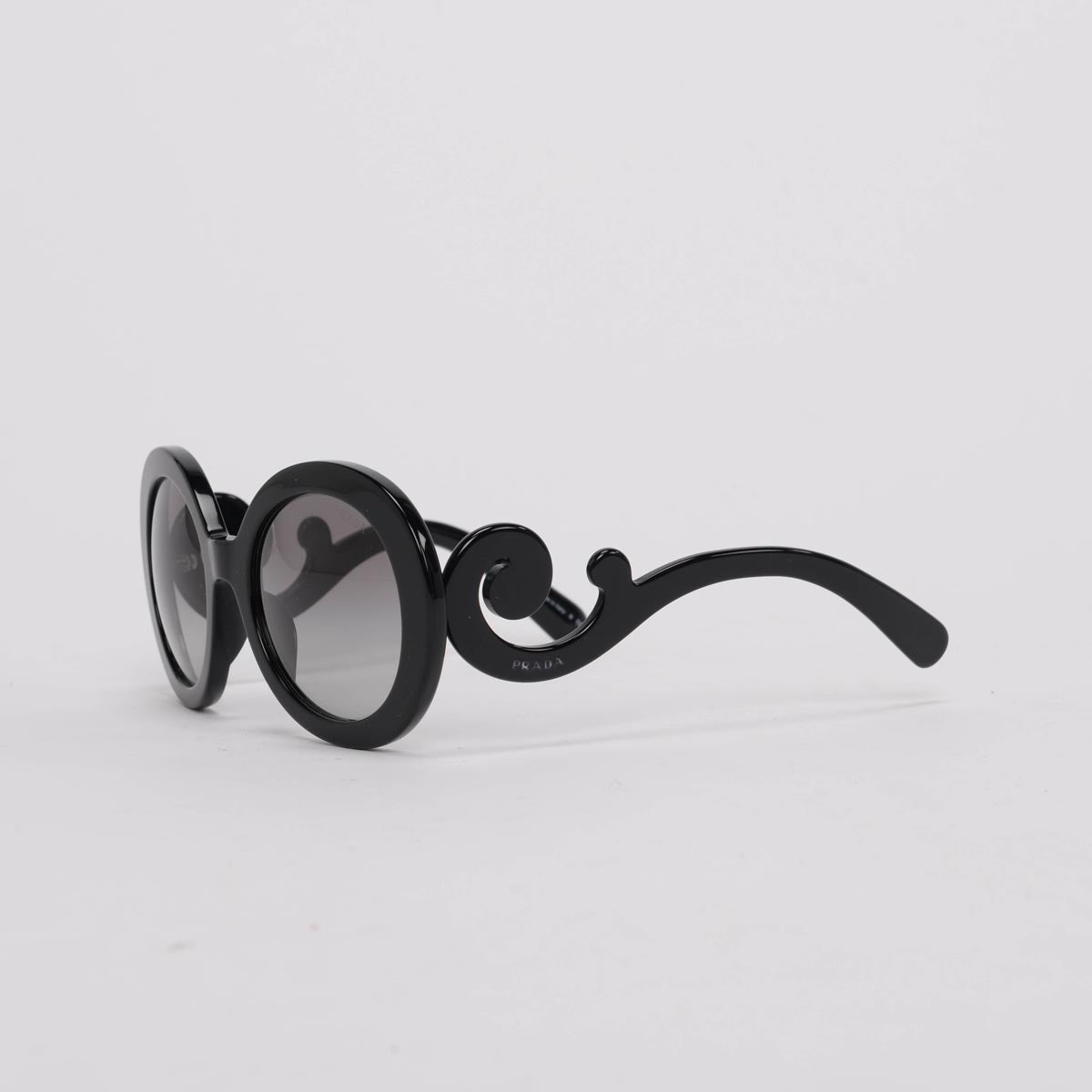PRADA プラダ バロックサングラス ブラック SPR 27N-A プラダミニマルバロックサングラス hyde着用SPR27N-A - メルカリ