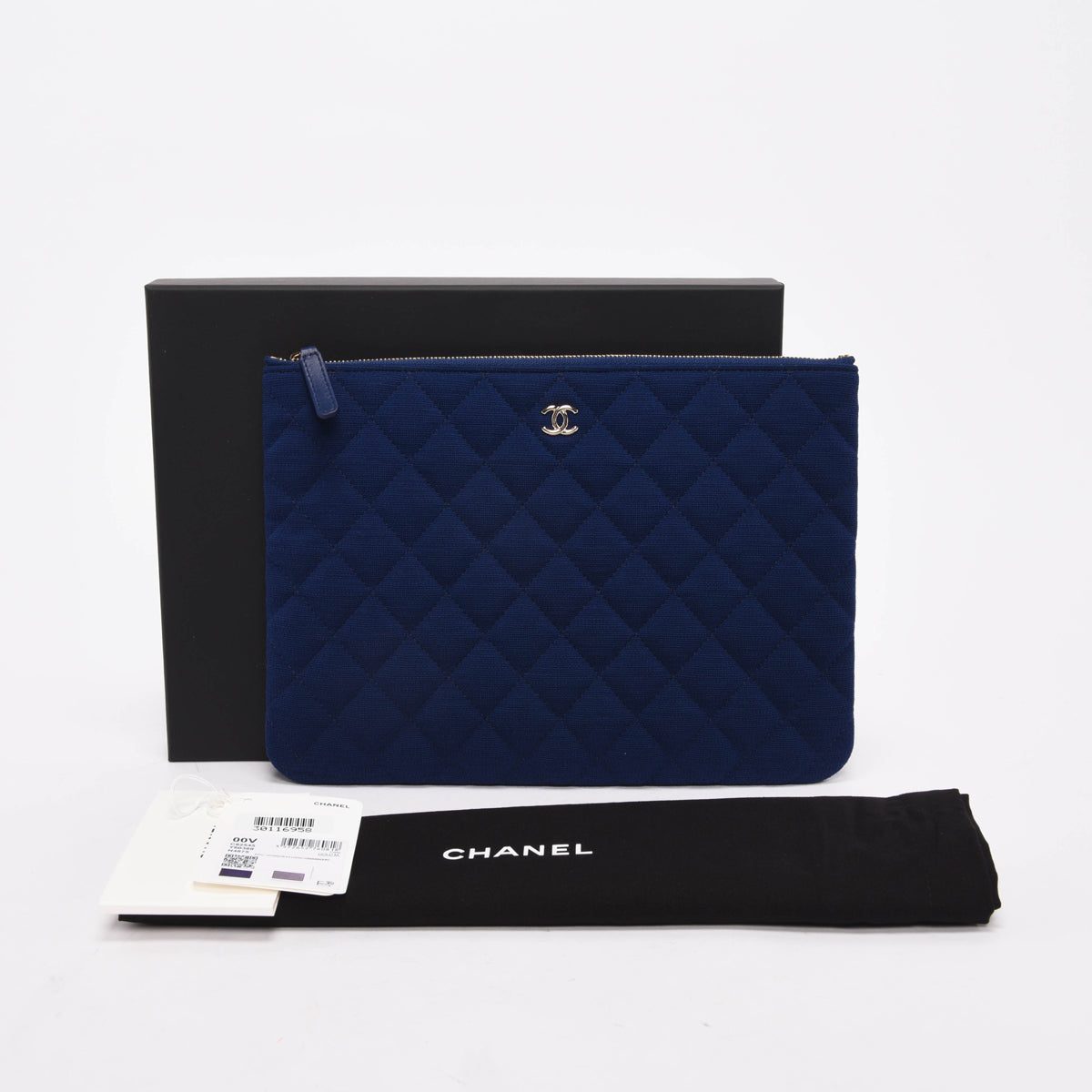 CHANEL ブルー ケース Chanel Cobalt Quilted Jersey Medium O-Case