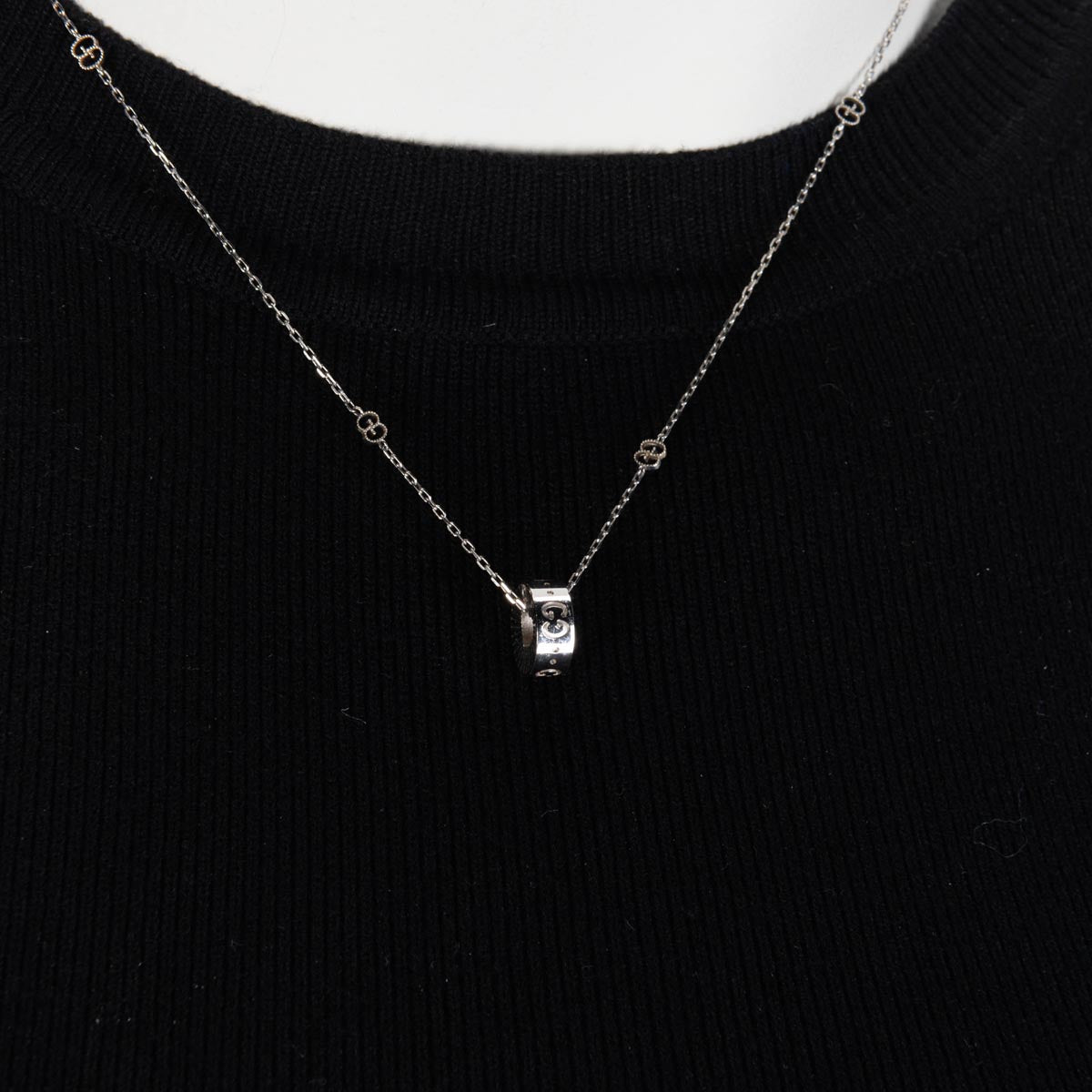 Gucci 18k White Gold Icon Heart Necklace